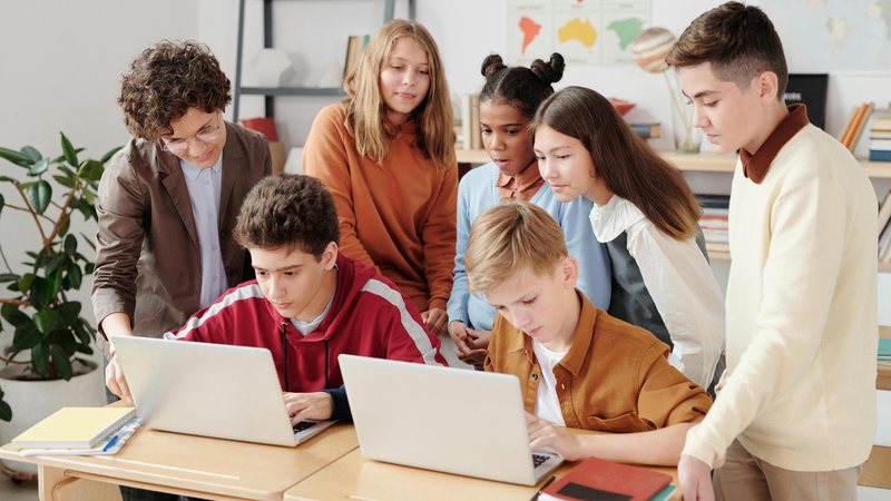 A sociedade precisa olhar para os adolescentes - Pexels