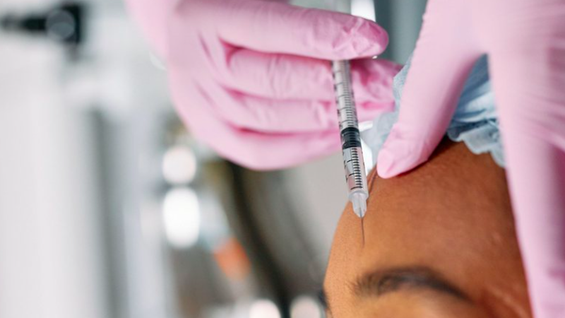 Botox é uma substância que bloqueia a transmissão de impulsos entre as terminações nervosas e os músculos