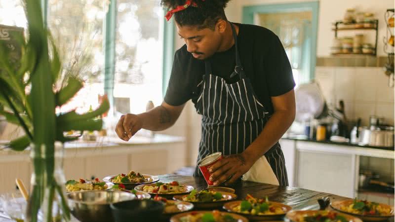 O Chef Lucas Abreu cozinhando para o projeto Travessia na Refazenda Rio-Xopotó - Foto: divulgação