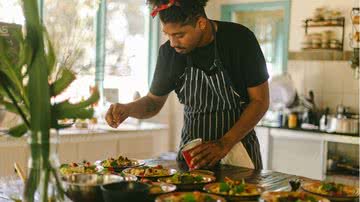 O Chef Lucas Abreu cozinhando para o projeto Travessia na Refazenda Rio-Xopotó - Foto: divulgação