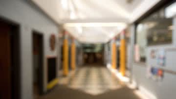 Corredor de escola desfocado