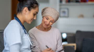 Médica e mulher paciente conversam