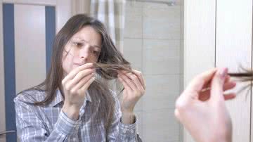 Já na perimenopausa é muito comum as mulheres perceberem mudanças no cabelo. - Foto: Canva Pro