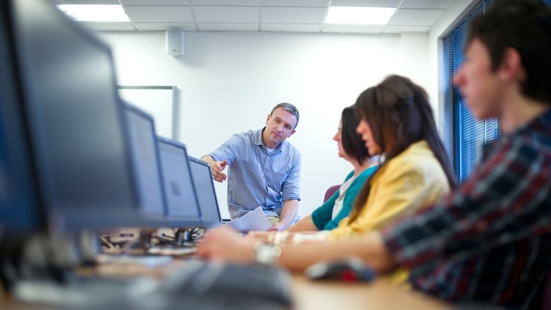 Da sala de aula rígida ao aprendizado fluido: é possível moldar sua trajetórias em um cenário digital - Foto: Canva Pro