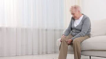 A maior parte dos casos de artrose primária ocorre em mulheres acima dos 50 ou 60 anos. - Foto: Canva Pro