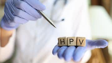 Profissional de saúde segura cubos que formam a sigla HPV