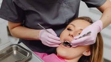 Mulher em tratamento dentário