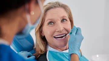Problemas periodontais continuam entre os principais fatores que comprometem a qualidade de vida de adultos brasileiros. - Foto: Canva Pro