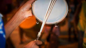 Mãos tocando instrumento de percussão