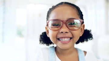 Menina com óculos sorrindo