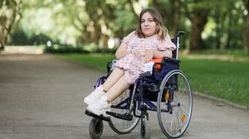 Mulher com doença rara em cadeira de rodas