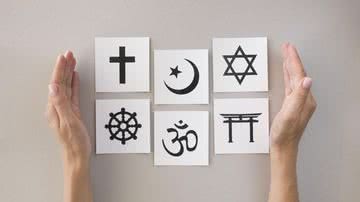 Desenhos com símbolos de seus religiões distintas
