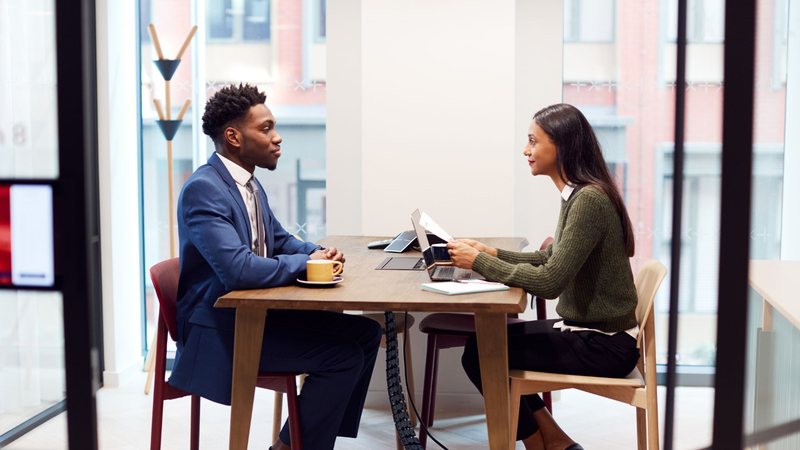 O discurso institucional em torno da diversidade no ambiente de trabalho é frequente, mas ainda carece de efetividade. - Foto: Canva Pro