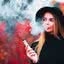 Garota adolescente fuma cigarro eletrônico.