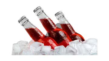 Três garrafas de bebidas no gelo