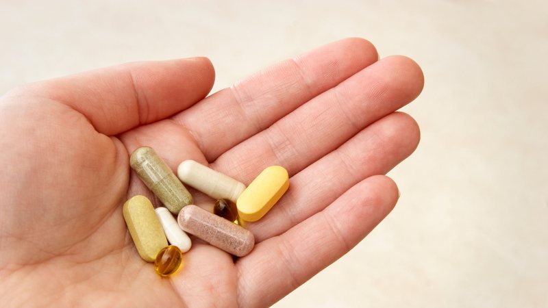 Diversos produtos e suplementos prometem “curar” a menopausa, mas a ciência mostra que devemos oferecer ao corpo apenas o que ele precisa. - Foto: Canva Pro