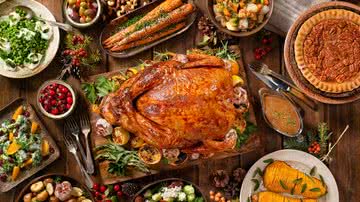 Mesa com comidas de ceia de Natal