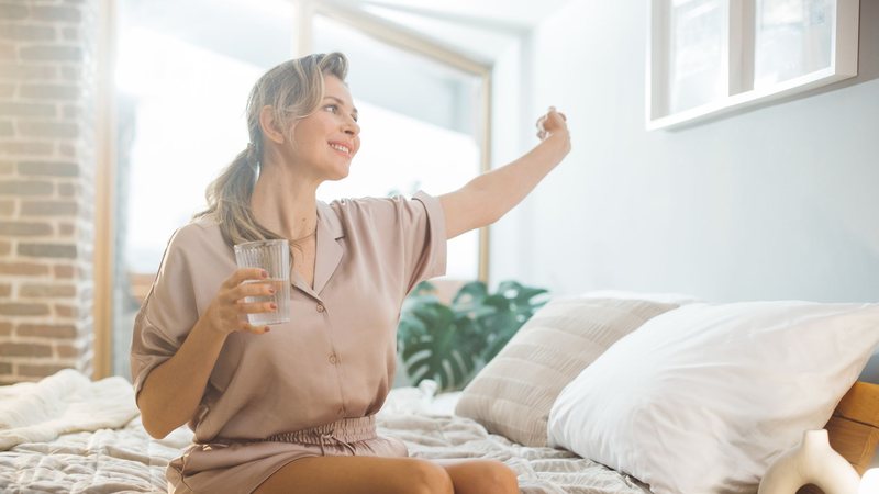 A ocitocina é liberada durante atividades relaxantes como meditação, yoga ou ouvir músicas calmas. - Foto: Canva Pro