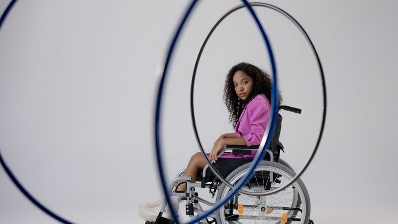 No Brasil, mulheres negras com deficiência enfrentam as maiores taxas de desemprego, violência e exclusão social. - Foto: Canva Pro