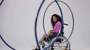 Jovem mulher negra em cadeira de rodas