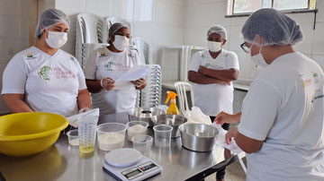 Mulheres na cozinha do projeto Rede Solidária de Mulheres