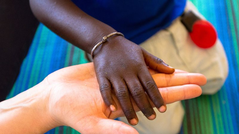 Ter um filho por adoção, com outros traços físicos e de outra cor; com um pai e uma mãe; com dois pais ou duas mães ou mesmo com uma mãe ou pai solo – tudo é família. - Foto: Canva Pro