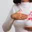 Mulher de blusa branca com fita rosa do Outubro Bosa no peito