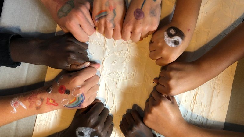 Abordar o antirracismo é falar sobre caráter, sobre ensinar os filhos a serem aliados, justos e solidários. - Foto: Canva Pro
