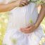 Mulher grávida segura sua barriga