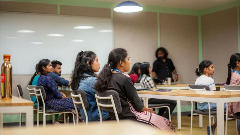 Estudar com qualidade é mais importante do que estudar em excesso, e por isso é importante ter uma rotina de estudos saudável para o Enem 2025 - Foto: Canva Pro