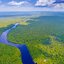 Foto aérea da Amazônia, com rio cortando a floresta