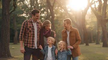 Familia com dois pais e uma mãe