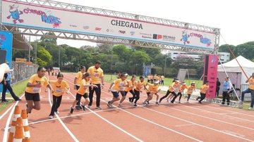 Largada de crianças em pista de corrida de atletismo