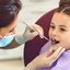Dentista trata dentes de criança