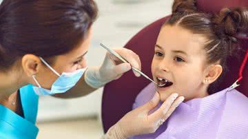 Dentista trata dentes de criança