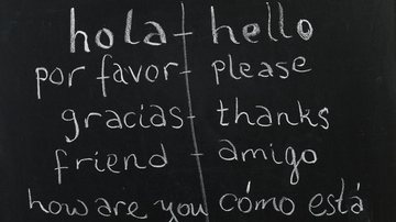 Quadro negro com palavras em espanhol e em inglês