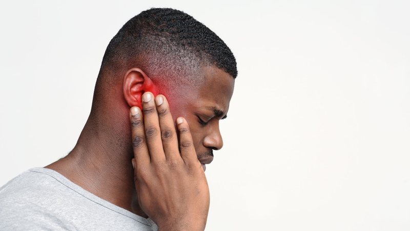 Neuralgia do trigêmeo: o paciente sente como se estivesse levando um choque ou uma facada no rosto, mesmo sem estímulo aparente. - Foto: Canva Pro