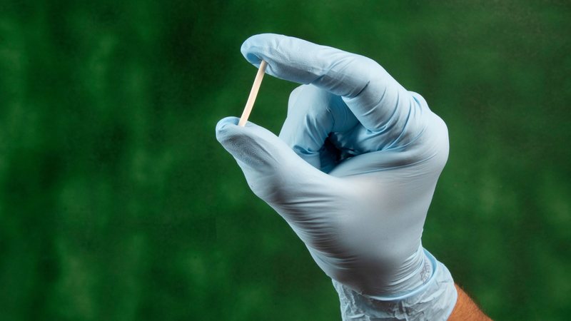 Os implantes hormonais representam uma forma de tratamento mais prática e de longa duração - Foto: Canva Pro