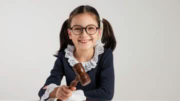 Menina segura martelo de magistrado