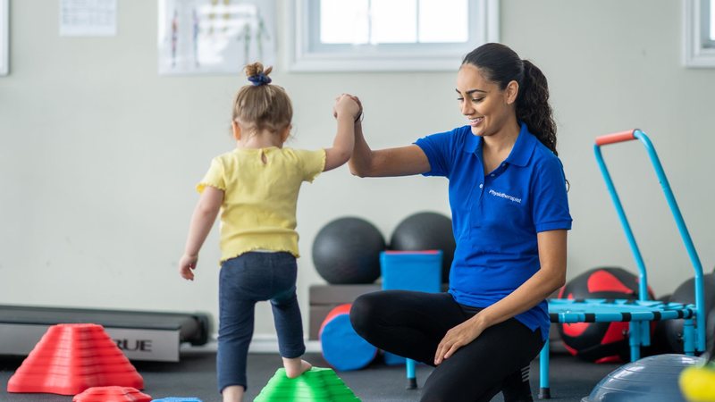 Programas de fisioterapia motora estruturada melhoram a coordenação e o equilíbrio no TEA - Foto: Canva Pro