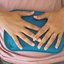 Mulher com bolsa de compressa na barriga