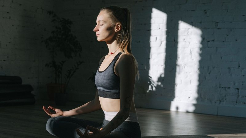 De acordo com a fisioterapeuta e terapeuta holística Nanah Libânia, quando o corpo é olhado com respeito e lentidão, o trauma se transforma em consciência. - Foto: Canva Pro