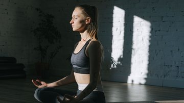 Mulher faz meditação e