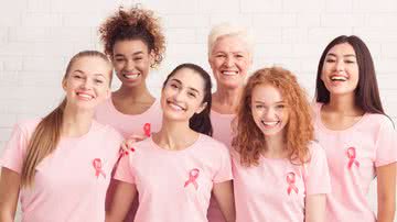 seis mulheres de variadas idades com camisetas de Outubro Rosa