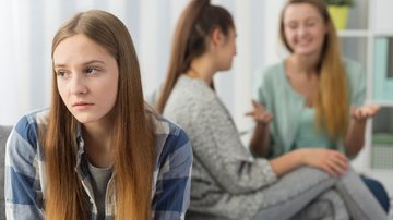 Adolescente parece solitária e triste