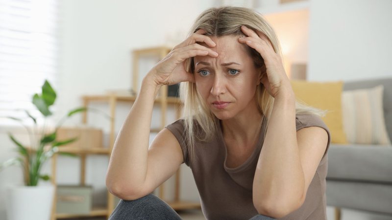 A mulher deve procurar um especialista quando perceber que os sintomas começam a interferir na rotina, no sono ou na vida social. - Foto: Canva Pro