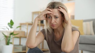 Mulher de meia-idade preocupada