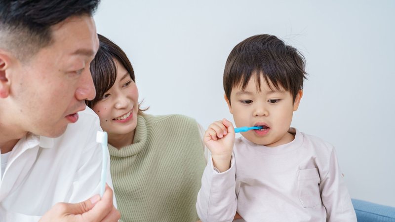 Os cuidados com a saúde bucal devem começar  desde o nascimento do primeiro dente da criança - Foto: Canva Pro
