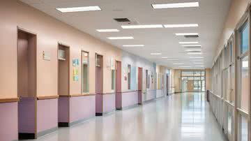 Corredor em escola com salas de aulas