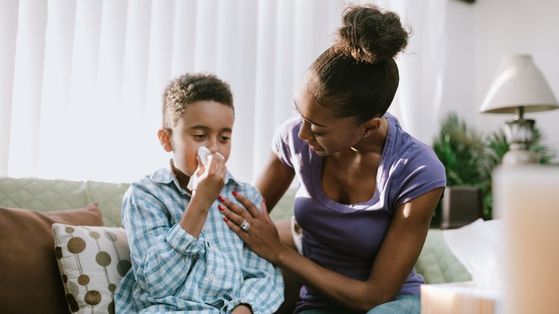 O tratamento da PFAPA varia entre antitérmicos e anti-inflamatórios ou, em casos específicos, a retiradas das amígdalas. - Foto: Canva Pro